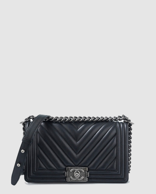 [CHANEL-샤넬]쉐브론 보이백 램스킨 미듐 A67086