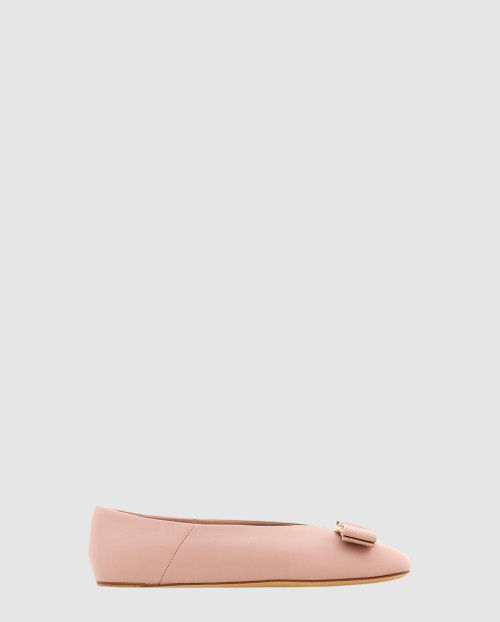 [FERRAGAMO-페레가모]활 모양의 발레 플랫 01I842